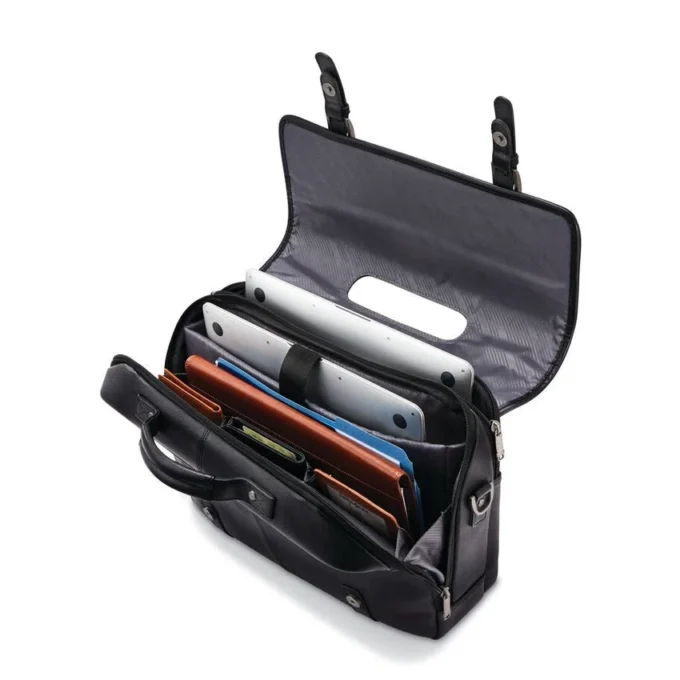 Bolso clásico con solapa de piel Bolso clásico con solapa de piel