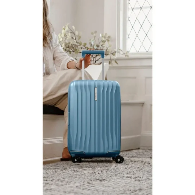 Maleta de equipaje de mano con ruedas y carcasa rígida Uplift Maleta de equipaje de mano con ruedas y carcasa rígida Uplift